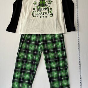 Woman’s Merry Christmas Pajamas 2 Piece Long Sleeve Shirt and Pants Size Large￼